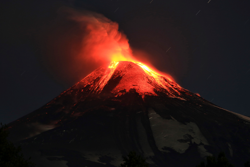 Illustration for article titled Jaw-Dropping Photographs Show The Villarica Volcano Erupting in Chile